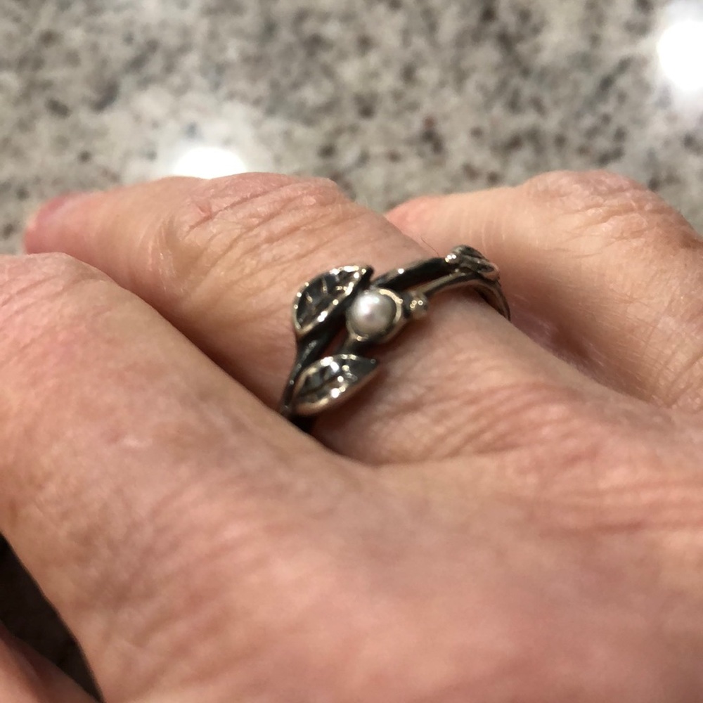 Trollbeads Pearl and leaves ring.